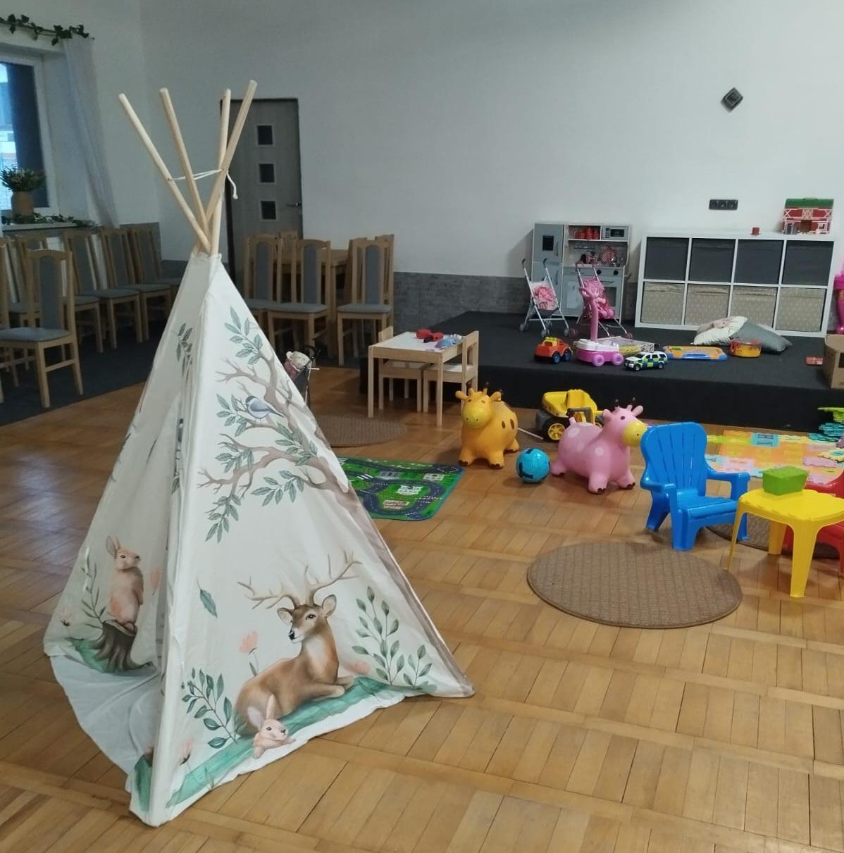 Dětská herna s týpí a hračkami